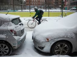 La nevada que empezó a precipitarse desde la noche del lunes, fue acompañada posteriormente por hielo. AFP / A. Burton