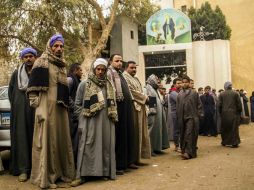 Cientos de personas se reúnen la víspera en una iglesia copta de la localidad de al-Our, para honrar a los 21 cristianos decapitados. EFE / A. Elkamhawi