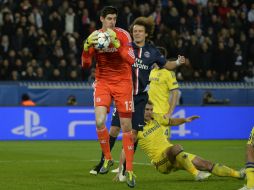 ENORME. El portero belga se erigió como la figura en el Parque de los Príncipes, donde evitó la derrota londinense. EFE / Y. Valat