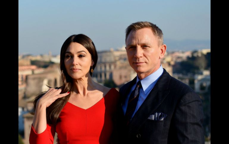 La actriz Mónica Belluci y el actor Daniel Craig posan durante una sesión fotográfica para promocionar la nueva entrega. AFP / T. Fabi