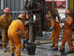 Empleados de Pemex trabajan en la plataforma de perforación en aguas profundas El Centenario, en el Golfo de México. AP / ARCHIVO