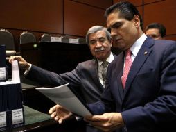 El auditor Juan Manuel Portal (izquierda), con el presidente de la Cámara baja, Silvano Aureoles. SUN / A. Ojeda