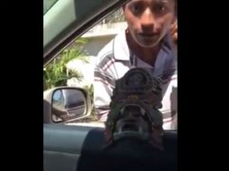 El joven intenta vender sus artesanías y explica aspectos de la cultura maya. FACEBOOK / DJ Pollyfonika