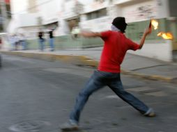 Después de la agresión, los encapuchados prosiguieron su marcha con rumbo desconocido. AFP / J. Guerrero