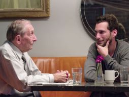 El abuelo de 89 años contacto a 37 mujeres, pero sólo 5 aceptaron ser grabas para el documental YOUTUBE / Slow Clap