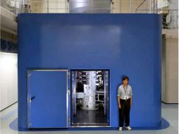 El aparato, que ocupa una habitación entera, alcanza la resolución récord gracias al uso de electrones en lugar de fotones. EFE / Hitachi