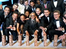 El director mauritano Abderrahmane Sissako (c), posa con su equipo y los César obtenidos durante la ceremonia. AFP / B. Guay