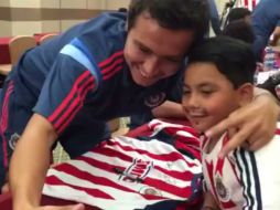 La cara de fastidio que traían algunos fue cambiada por sonrisas cuando vieron la gran cantidad de seguidores que los recibieron. TWITTER / @Chivas