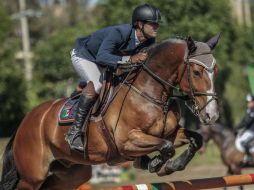 Con los obstáculos a 1.50 metros de altura, Alejandro Vizcaíno, con 'ZZ Top', hizo gala de su buena monta y se llevó el sitio de honor. EL INFORMADOR / F. Atilano