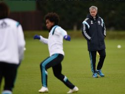 El técnico de los Blues, José Mourinho (der.), podrá contar con todas sus estrellas para recibir al penúltimo lugar de la liga inglesa. TWITTER / @chelseafc