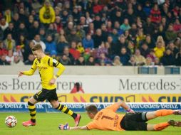 Marco Reus aprovechó un error del arquero para sentenciar al Stuttgart. EFE / M. Murat