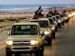 Miembros de Estado Islámico desfilan por las calles de Sirte, a 500 kilómetros de Trípoli, la capital libia. AFP / ESPECIAL