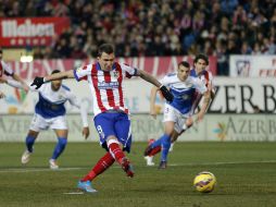 El croata Mario Mandzukic del Atleti (c) realiza la primer anotación al minuto 13 del partido. AP / D. Ochoa