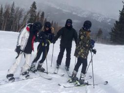 Todo ocurrió cuando decidieron aventurarse en el esquí para festejar a su amigo Jonathan Cheban. TWITTER / @kimkardashian