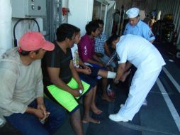 Personal de la Semar brindó atención médica y alimentación a los nueve náufragos. TWITTER / @SEMAR_mx