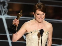 Con su estatuilla a la mejor actriz en 'Still Alice', Julianne Moore, dijo que ''las personas con alzhéimer merecen que se las vea''. AFP / R. Beck