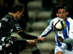 El jugador del Boavista Joao Dias (i) disputa el balón con Héctor Herrera (d). EFE / E. Silva