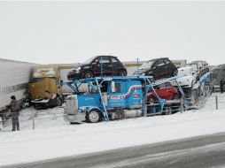 La lluvia congelante que cayó el lunes forzó a las distintas aerolíneas a cancelar más de mil vuelos, entre otras afectaciones. AP /