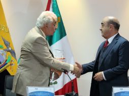 El canciller ecuatoriano, Ricardo Patiño, reconoce el trabajo de Jesús Murillo Karam. NTX / ESPECIAL