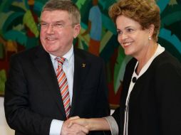 La presidenta de Brasil recibe a Thomas Bach, quien dijo estar optimista con la visita de la mandataria. AP / E. Peres