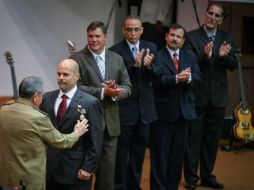 El presidente cubano (i) les entregó las medallas de héroes de Cuba a los cinco agentes que estuvieron presos en Estados Unidos. AFP / A. Roque