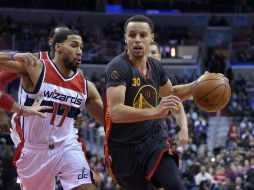 Stephen Curry dribla a Garrett Temple. El base de Washington como líder anotador en el duelo de ayer por la noche. AP / N. Wass