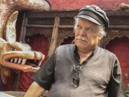 Javier Arévalo celebra la invitación de Gabriela Serrano para hacer un mural que conjuga el trabajo de artesanos tonaltecas. EL INFORMADOR / F. Atilano