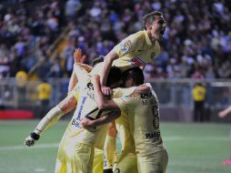 Jugadores del América celebran su triunfo. MEXSPORT / R. Saprissa