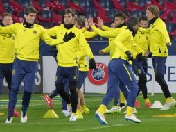 El plantel del Submarino Amarillo reconoció ayer la cancha de la Red Bull Arena en Salzburgo. TWITTER / @villarrealcf