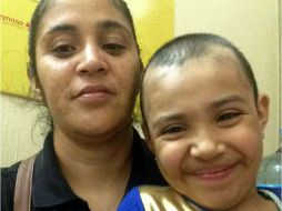 Steisy y su mamá Elizabeth visitan al menos dos veces al mes el albergue de Nariz Roja desde hace año y medio. EL INFORMADOR / C. Quintanilla