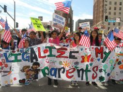 Activistas que les acompañan en su manifestación urge a los republicanos a rectificar sus actitudes hacia inmigrantes. EFE / I. Mejía