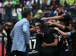 Los jugadores universitarios festejan el golazo de Télles ante la mirada del técnico azulcrema, Gustavo Matosas. EFE / A. Cruz