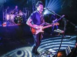 Durante más de horas, Saúl Hernández cumplió al pie de la letra el menú nostálgico que prometió. EL INFORMADOR / A. Hernández