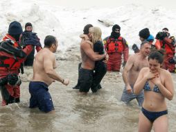 Junto a su novio, el actor Taylor Kinney, la cantante participó en el Polar Plunge. AP / B. Brecheisen