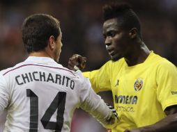El 'Chicharito', en un arrebato tras la no marcación del penal, se hizo de palabras con el zaguero del Villarreal. EFE / Ballesteros