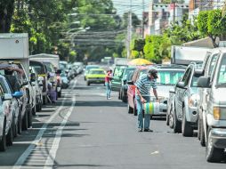 Cultura vial. Las hileras de autos que rondan el tianguis de Santa Tere los domingos. EL INFORMADOR / F. Atilano