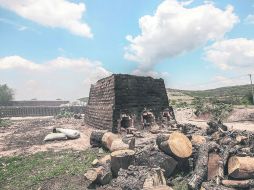 Los combustibles que utilizan (leña, madera, llantas, plásticos) para la cocción de los ladrillos son altamente contaminantes. EL INFORMADOR / A. Hernández