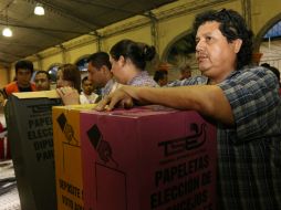 Casi cinco millones de salvadoreños votaron este domingo en los comicios. EFE / R. Sura