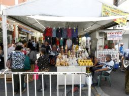 Locatarios del Mercado Corona invitan a los ciudadanos a que los visiten en las calles aledañas al terreno donde estaban. EL INFORMADOR / A. Camacho