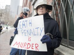 Algunos manifestantes piden la pena de muerte para el joven de 21 años. AFP / S. Eisen