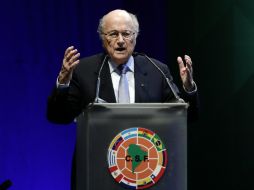 Blatter subrayó la importancia de astros como Pelé, Messi o James en el futbol mundial. AP / J. Saenz