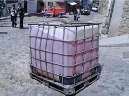 Un contenedor de 300 litros cae de una camioneta a la calle; otro más es abandonado a unas cuadras de distancia. ESPECIAL /