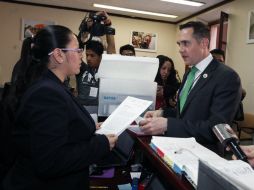 El jefe delegacional en Cuajimalpa, Adrián Rubalcaba entrega las firmas de los vecinos. SUN / L. Morales