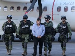 Omar Treviño Morales, al ser conducido al hangar de la Policía Federal. Desde anoche rinde su declaración en la SEIDO. SUN / L. Cortés