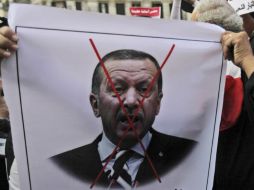 Cada palabra, artículo o tuit crítico contra Erdogan puede acabar sentando al autor en el banquillo. AP / ARCHIVO