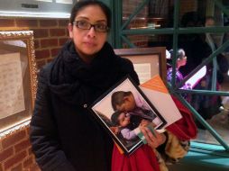 La esposa de Rubén García Villalpando muestra una foto de él y uno de sus hijos, en Grapevine, Texas. NTX / ARCHIVO