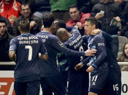El equipo de Oporto celebra tras el término del partido, en el que el mexicano Héctor Hernández se mostró participativo. EFE / F. Delgado