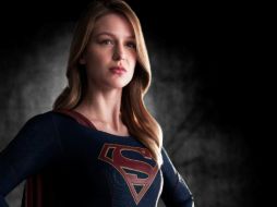Melissa Benoist se enfunda en el traje de Supergirl. ESPECIAL / dccomics.com
