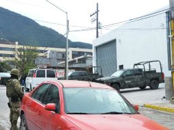 En el interior de los inmuebles ubicados en Monterrey hay camionetas, automóviles, motonetas y otros vehículos. NTX / J. C. Pérez