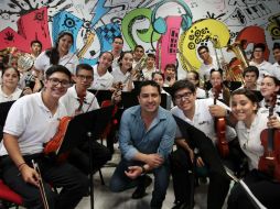 El artista les comparte a los niños su experiencia en la música, les da consejos, se toma fotos con ellos y firma autógrafos. NTX / J. Lira